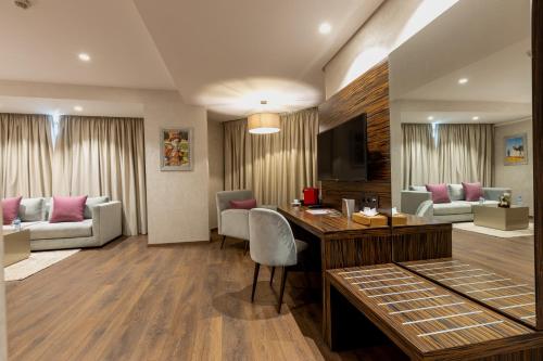 Uma área de estar em Nour Plazza Hotel