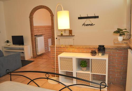 sala de estar con sofá y mesa en Monolocale - B&B Sarita's Rooms, en Certosa di Pavia