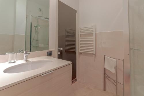 een badkamer met wastafel en douche met spiegel bij CASA CAROLINA Mare, Comfort e Relax in Camogli