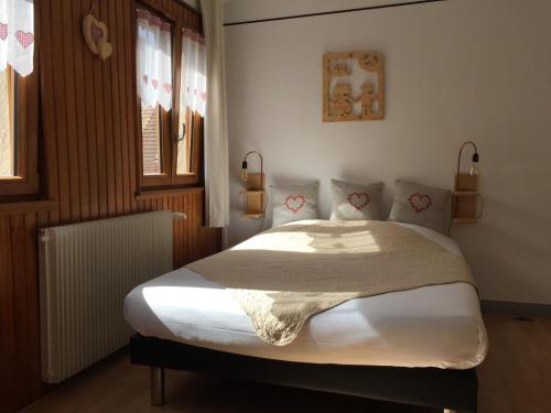 En eller flere senge i et værelse på Chambres d'hôtes A la Fecht Nature et Bien-être