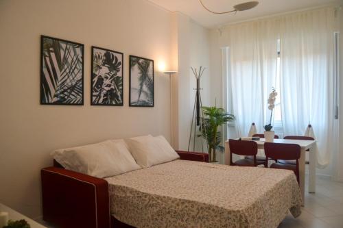 een slaapkamer met een bed en een eetkamer bij ALTIDO Lovely Apt for 4 next to bus and metro station in Milaan