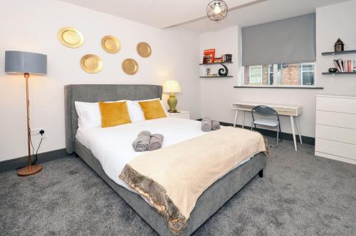 a bedroom with a large bed and a desk at Townhouse PLUS @ London Road Stoke in Stoke on Trent