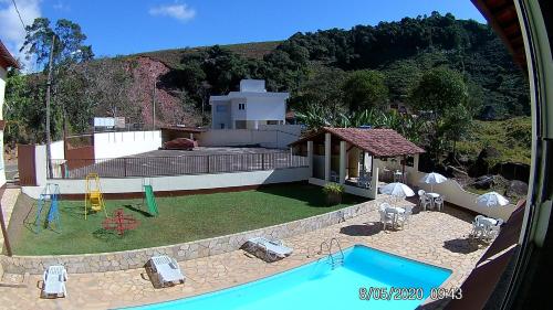 an aerial view of a house with a swimming pool at Pousada Vale do Caparaó in Caparaó Velho