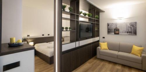 sala de estar con cama y sofá en Madonnina Apartment, en Milán