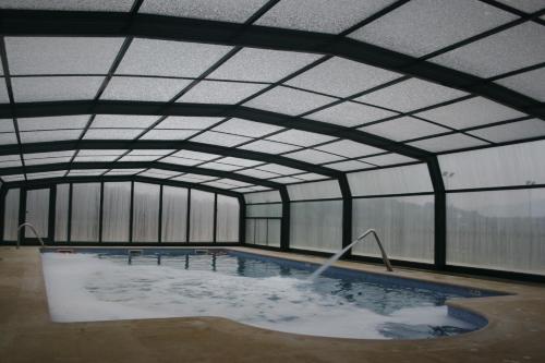 una gran piscina cubierta con techo en Pazo de Bendoiro, en Bendoiro