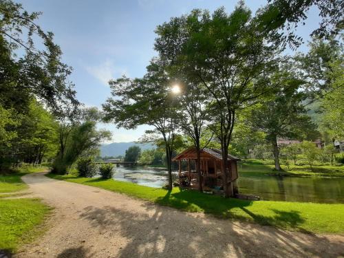 una pequeña cabaña a orillas de un río en Vacation Home Pliva, en Šipovo