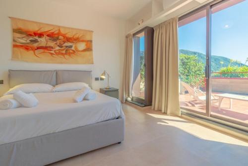 a bedroom with a bed and a large window at CASA CARLOTTA Tranquillità con Vista Mare in Camogli