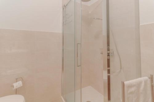 a shower with a glass door in a bathroom at CASA CARLOTTA Tranquillità con Vista Mare in Camogli