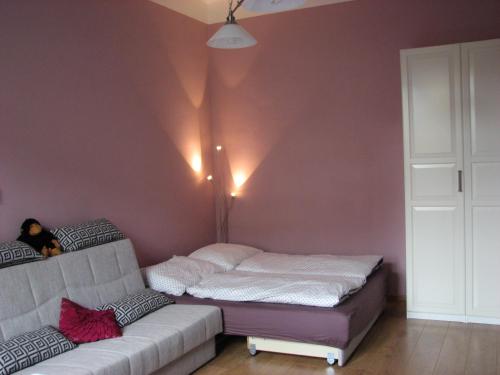 salon z łóżkiem i kanapą w obiekcie Vila Vanilka w mieście Bechyně