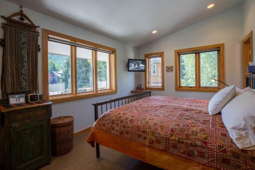 - une chambre avec un lit et quelques fenêtres dans l'établissement Mill Creek Court by Vail Realty, à Vail