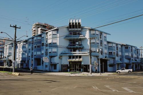Hotel Solaris في São Miguel dʼOeste: مبنى ابيض كبير على زاوية شارع