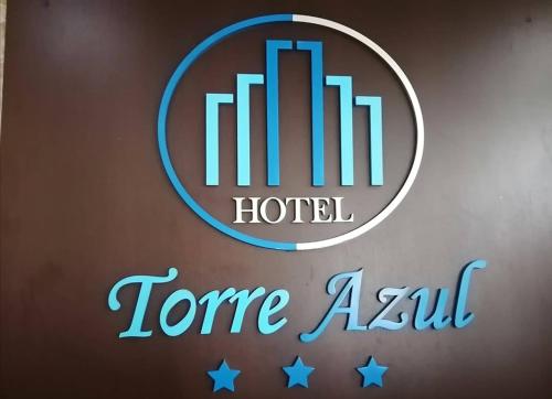 una señal para una torre azul del hotel en Hotel Torre Azul en Santo Domingo de los Colorados