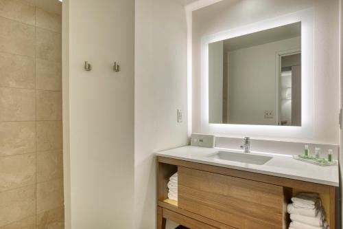 Bagno di Holiday Inn Hotel & Suites Madison West - Middleton by IHG