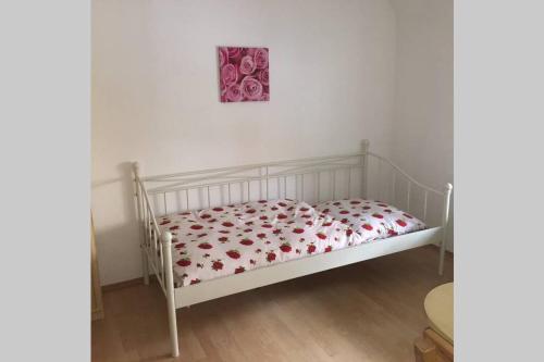 um quarto com uma cama com um edredão floral em Ferienwohnung Kalldorf em Kalletal