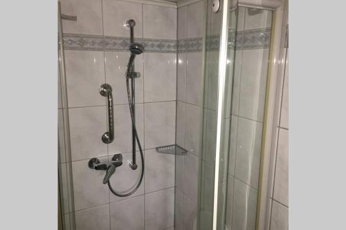 KalletalにあるFerienwohnung Kalldorfのガラスドア付きの浴室のシャワー