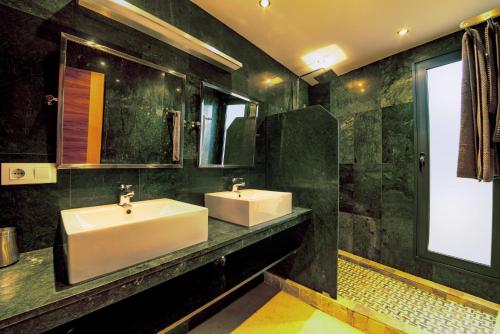 a bathroom with two sinks and a window at Casa Chani with heated pool in El Roque in Cotillo