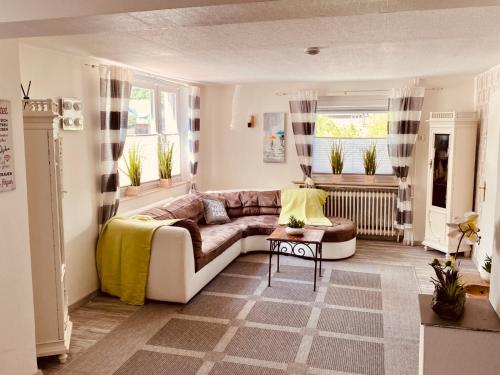 ein Wohnzimmer mit einem Sofa und einem Tisch in der Unterkunft Ferienhaus Sauerland-Träume in Schmallenberg