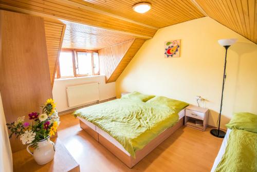 1 dormitorio con 1 cama y flores en una habitación en Malovaný dvůr en Dolní Dunajovice