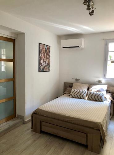 une chambre avec un grand lit dans une pièce dans l'établissement villa rinesa, à Porticcio