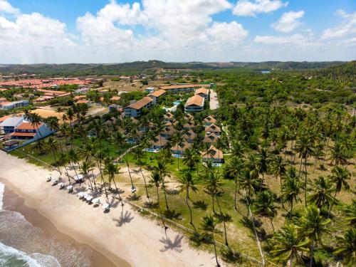 una vista aérea de un complejo en la playa en Carneiros Beach Resort - Paraíso Beira Mar, en Praia dos Carneiros