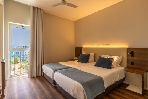 Ένα ή περισσότερα κρεβάτια σε δωμάτιο στο Hotel Girassol - Suite Hotel