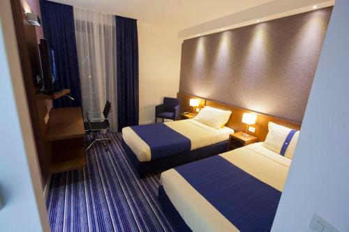 una camera d'albergo con due letti e una televisione di GP Hotel a Roma