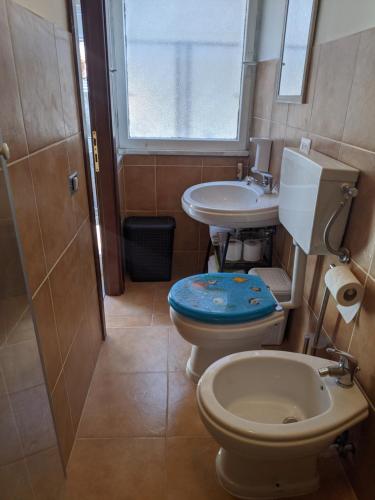 un baño con inodoro y lavabo en B&B Gina Trastevere, en Roma