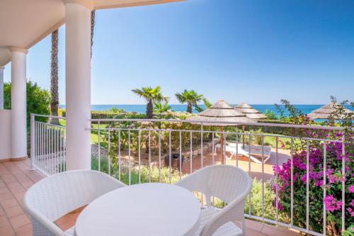 
Een balkon of terras bij Clube Porto Mos - Sunplace Hotels & Beach Resort
