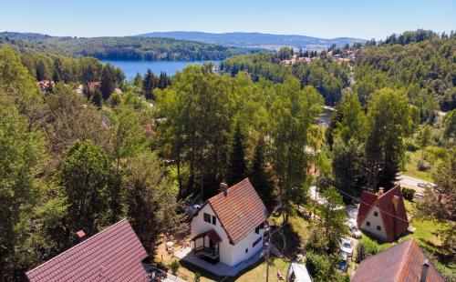 an aerial view of a house with a lake at Apartmani Sunčev breg Vlasinsko jezero in Surdulica