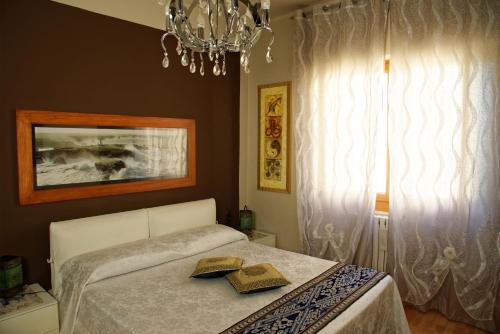 - une chambre avec un lit et 2 serviettes dans l'établissement Patty's Aparthotel SUITE, à Arezzo