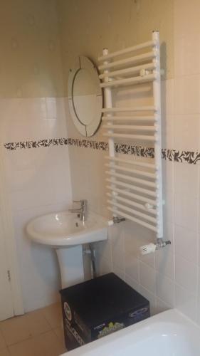 ein Bad mit einem Waschbecken und einem Spiegel in der Unterkunft Blackburn - Great prices, best rooms, nice place ! in Blackburn