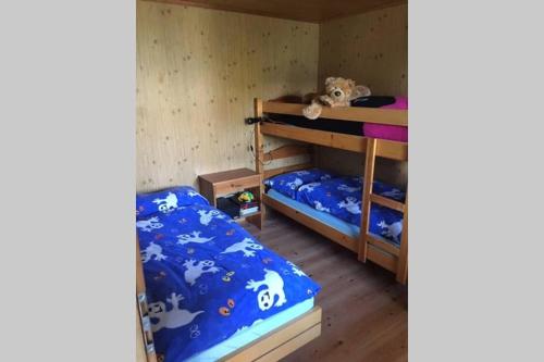 Katil dua tingkat atau katil-katil dua tingkat dalam bilik di Idyllisches Chalet inmitten der Walliser Bergwelt