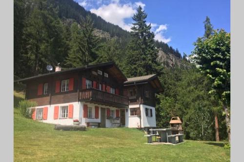 Idyllisches Chalet inmitten der Walliser Bergwelt