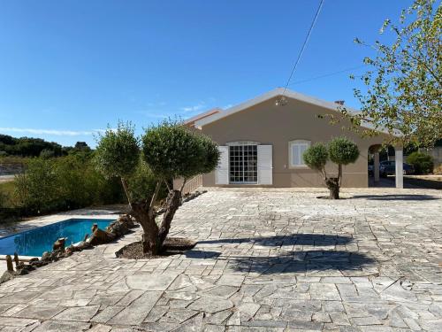 a house with a swimming pool in a yard at Casal da Rita Campestre in Vaqueiros