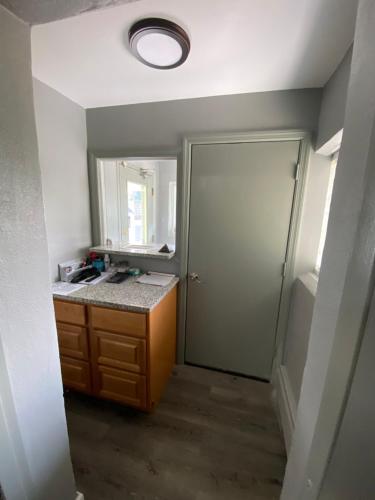 A kitchen or kitchenette at Red Carpet Inn & Suites Wrightstown