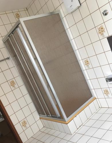 a skylight in the ceiling of a bathroom at Haus Tersteegen in Oberbrombach