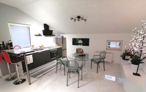una cucina con un tavolo e sedie in una stanza di Premium Two-bedroom Apartment a Viskovo