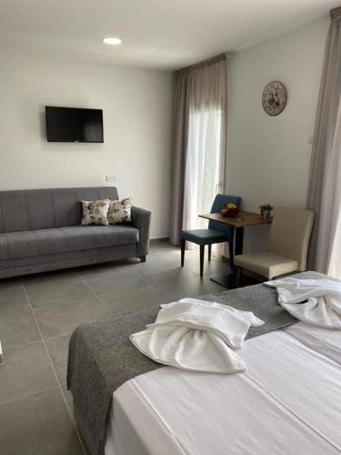 Postel nebo postele na pokoji v ubytování ElleNapa Apts & Studios