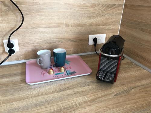 Kemudahan buat kopi dan teh di AlloAppartMeublé_Topaze