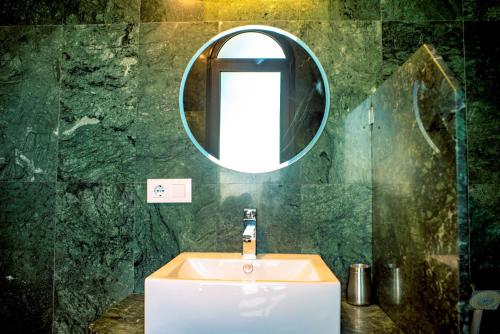 A bathroom at Casa Paloma with heated pool in El Roque