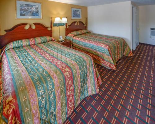 um quarto de hotel com duas camas num quarto em Budget Inn Watkins Glen em Watkins Glen