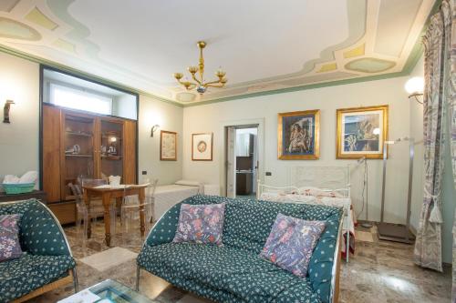 a living room with a couch and a table at Residenza Nonna Saveria in Sora