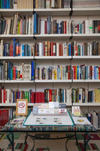 a book shelf filled with lots of books at Residenza Nonna Saveria in Sora