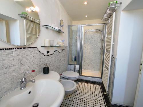 La salle de bains est pourvue d'un lavabo, de toilettes et d'un miroir. dans l'établissement Marta House, à San Gimignano