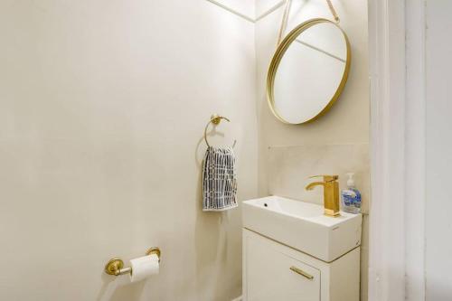 W łazience znajduje się umywalka i lustro. w obiekcie JstLikeHome - Central Suite w mieście Ottawa
