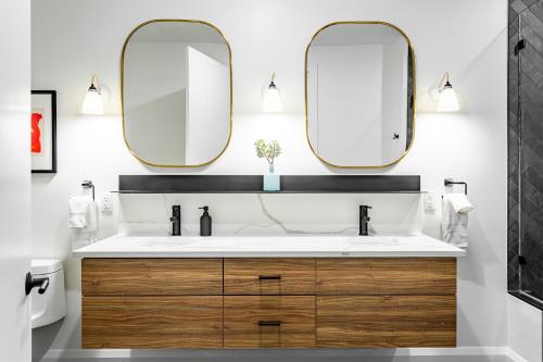 ein Bad mit einem Waschbecken und 2 Spiegeln in der Unterkunft Mint House Dallas - Downtown in Dallas