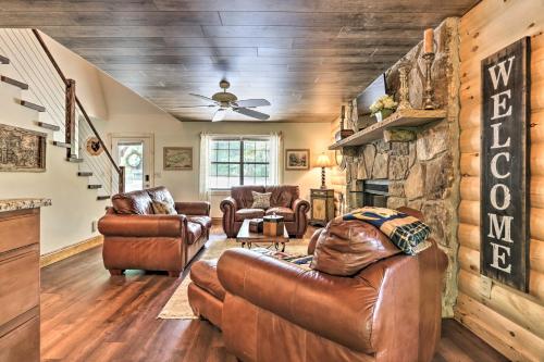 Χώρος καθιστικού στο Mtn-View Cabin with Hot Tub in Sevierville!