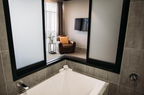 Een badkamer bij King and Queen Hotel Suites