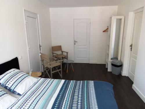 Φωτογραφία από το άλμπουμ του Le cheminblanc suite parentale σε Saint-Sornin