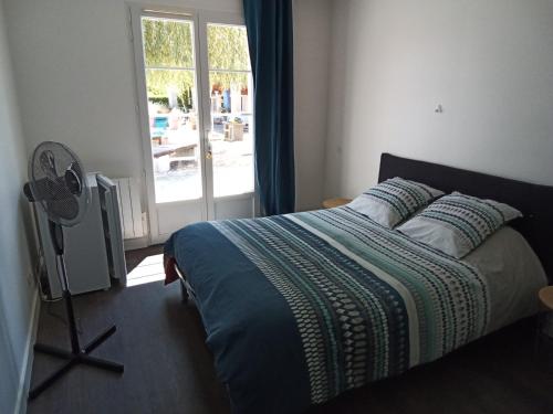 Een bed of bedden in een kamer bij Le cheminblanc suite parentale